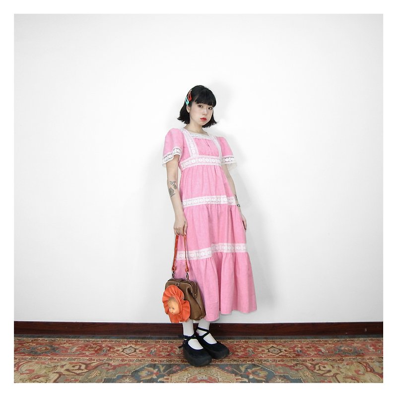A‧PRANK :DOLLY :: 歐式精緻古董蕾絲淺粉紅古著洋裝(D807003) - 洋裝/連身裙 - 棉．麻 粉紅色