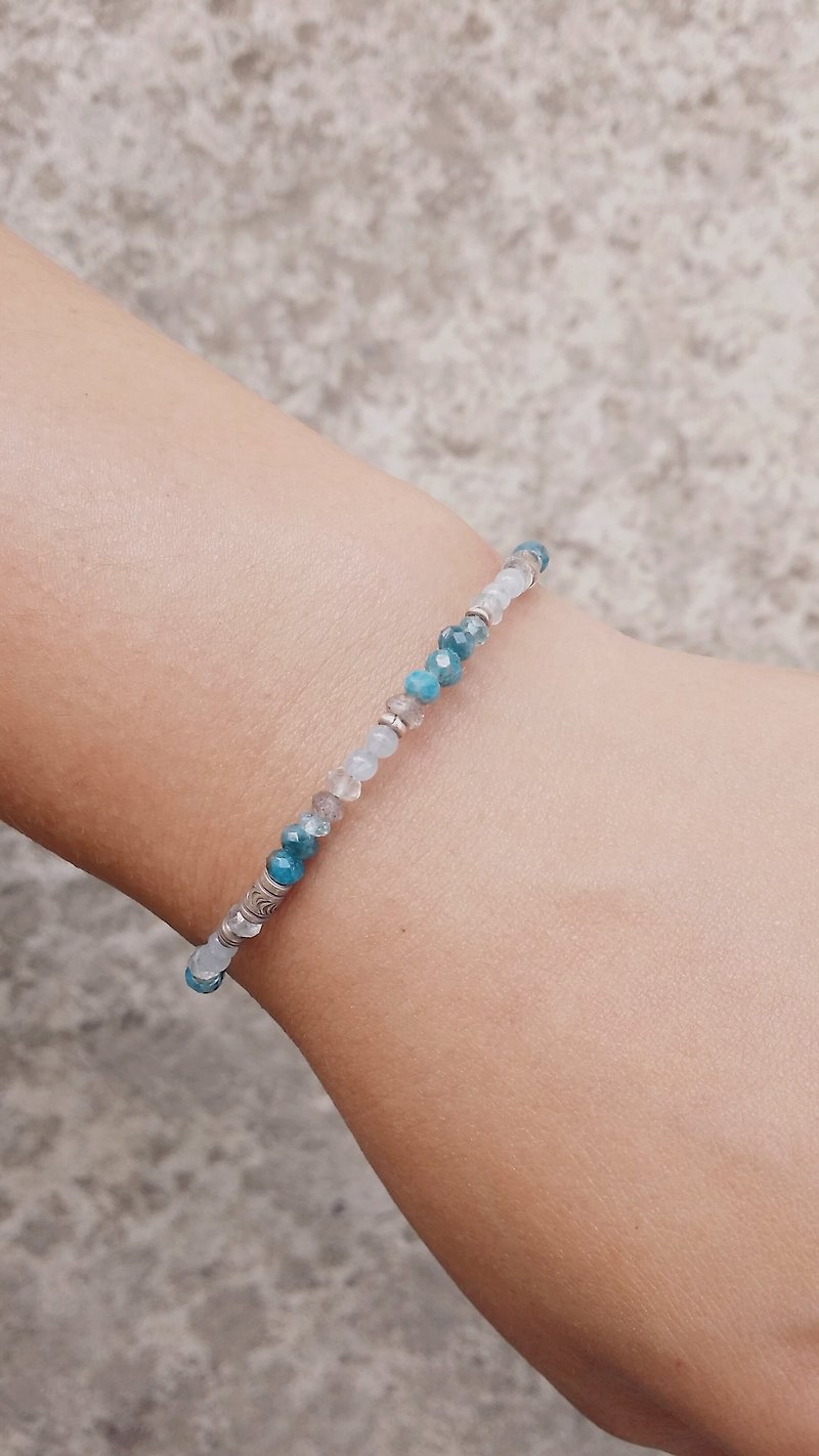 Blue ore sterling silver bracelet seawater blue treasure apatite - สร้อยข้อมือ - เครื่องเพชรพลอย สีน้ำเงิน