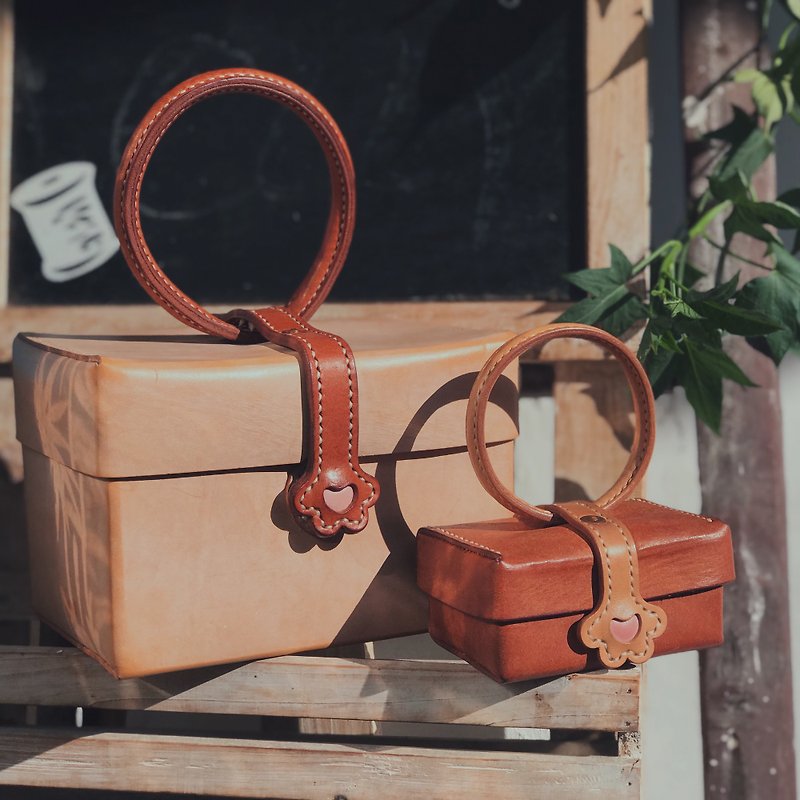 Cat clasp handbag - Handbags & Totes - Genuine Leather Brown