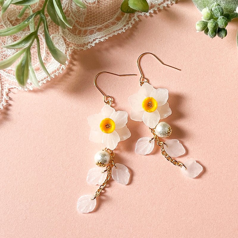 Narcissus swaying in the spring breeze [for metal allergies] earrings or Clip-On - Earrings & Clip-ons - Clay White