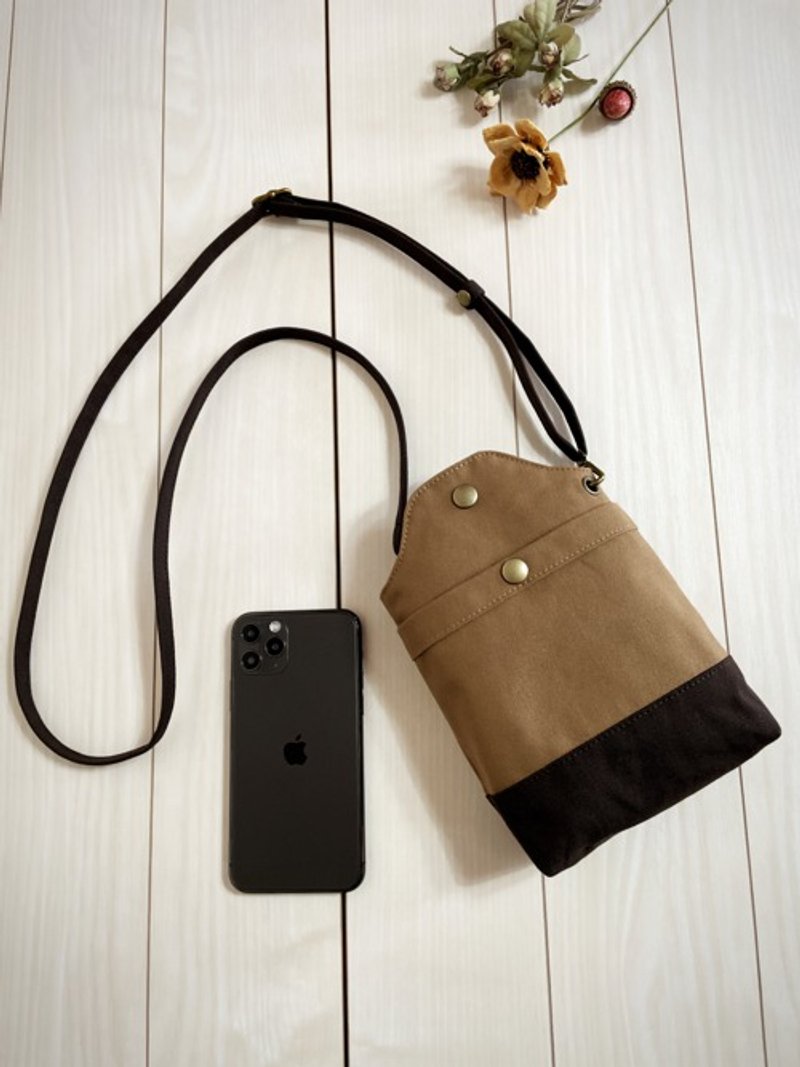 Kurashiki Canvas Bicolor Smartphone Pochette Smartphone Shoulder Smartphone Pouch Brown x Chocolate Brown - กระเป๋าแมสเซนเจอร์ - ผ้าฝ้าย/ผ้าลินิน 