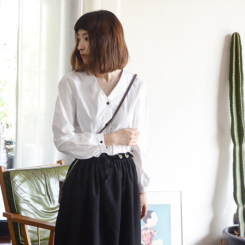 V-collar  white shirt | shirt | cotton | independent brand | Sora-34 - เสื้อเชิ้ตผู้หญิง - ผ้าฝ้าย/ผ้าลินิน ขาว