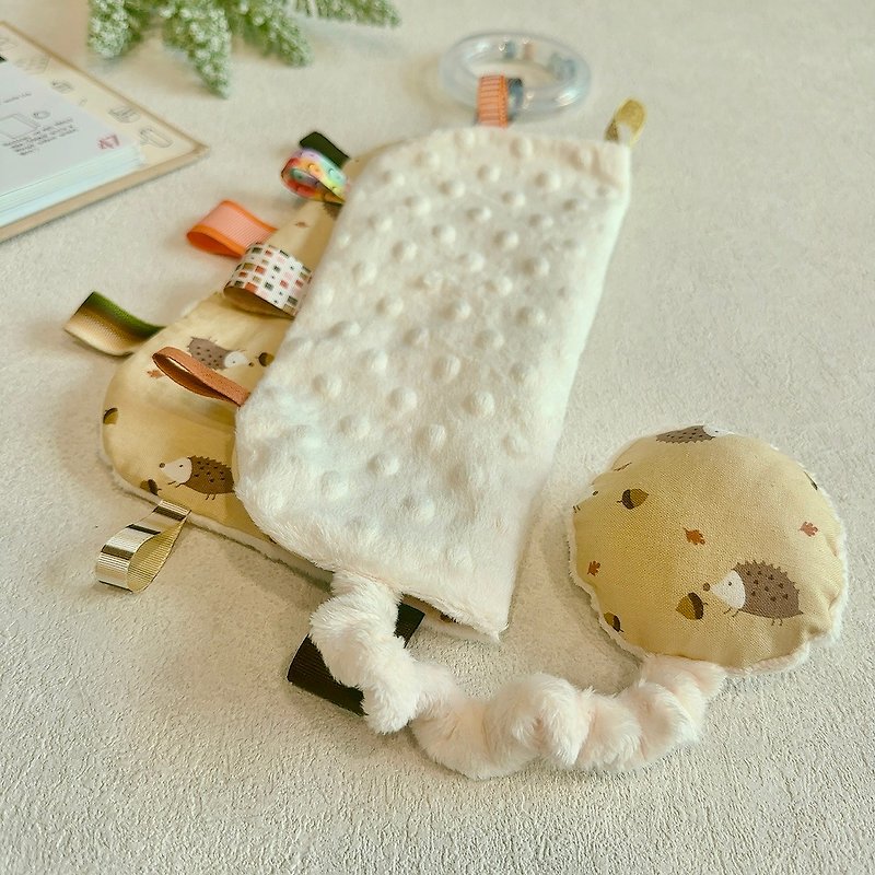 Cute little hedgehog square soothing hand towel l One-month gift box l Newborn l Customized - ของขวัญวันครบรอบ - ผ้าฝ้าย/ผ้าลินิน 