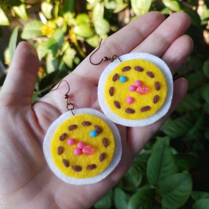 Colorful free-form dangle design with hand-stitching on felt with beads - 耳環/耳夾/耳骨夾 - 繡線 
