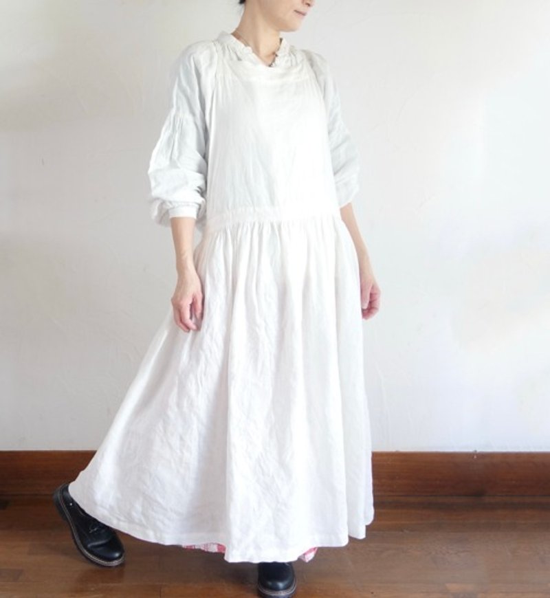 Linen apron dress with plenty of gathers - ผ้ากันเปื้อน - ผ้าฝ้าย/ผ้าลินิน ขาว