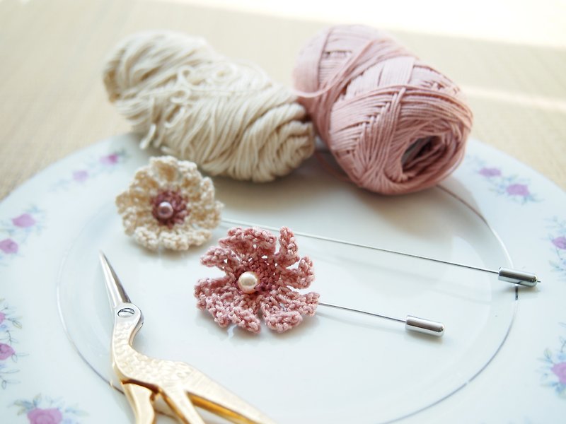 Handmade French style crochet beige flower with synthetic pearl brooch BB046 - เข็มกลัด - งานปัก ขาว