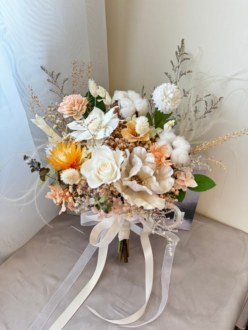 White and orange preserved flowers bridal bouquet Korean style bridal bouquet - ช่อดอกไม้แห้ง - พืช/ดอกไม้ 