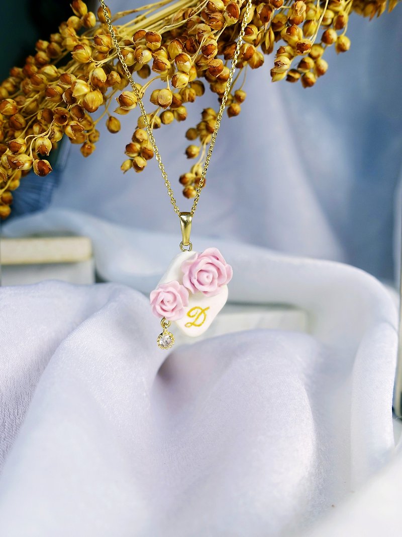 唯美玫瑰手繪字母項鏈 粉紅色 - 項鍊 - 黏土 粉紅色