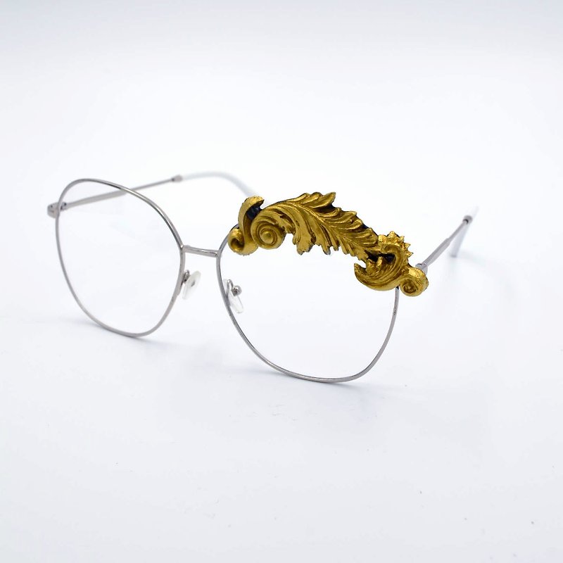 Golden Symphony Baroque Carved Gold Silk Flat Glasses High-quality HD Transparent Plastic Lenses - กรอบแว่นตา - โลหะ สีทอง