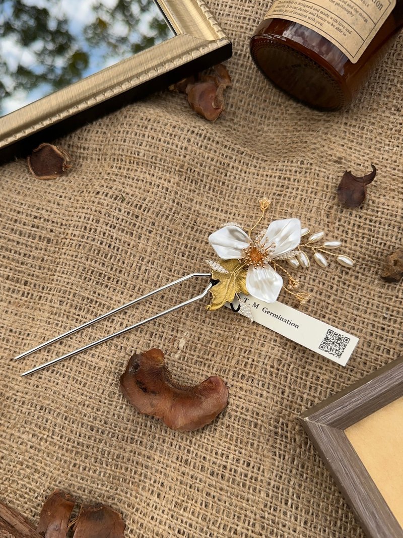 bloom. Clean handmade Bronze hairpins, decorative hairpins, double-stranded hairpins - Hair Accessories - Resin White