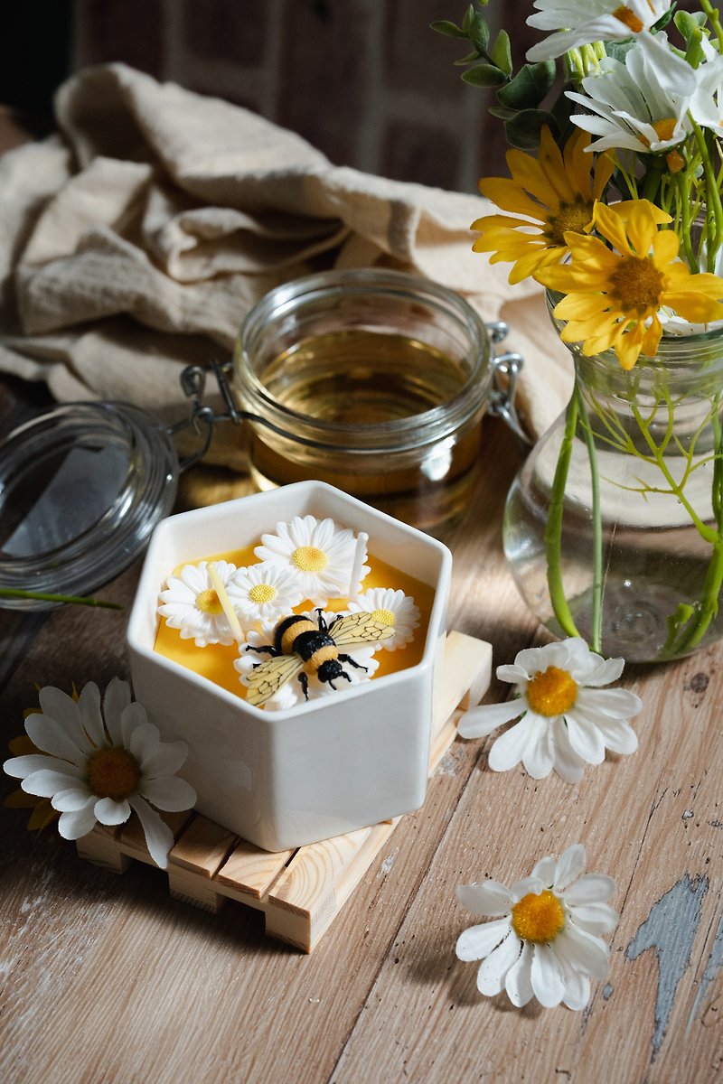 Secret Nectar Bush Margarita Flower Bowl Candle - เทียน/เชิงเทียน - ขี้ผึ้ง สีเหลือง