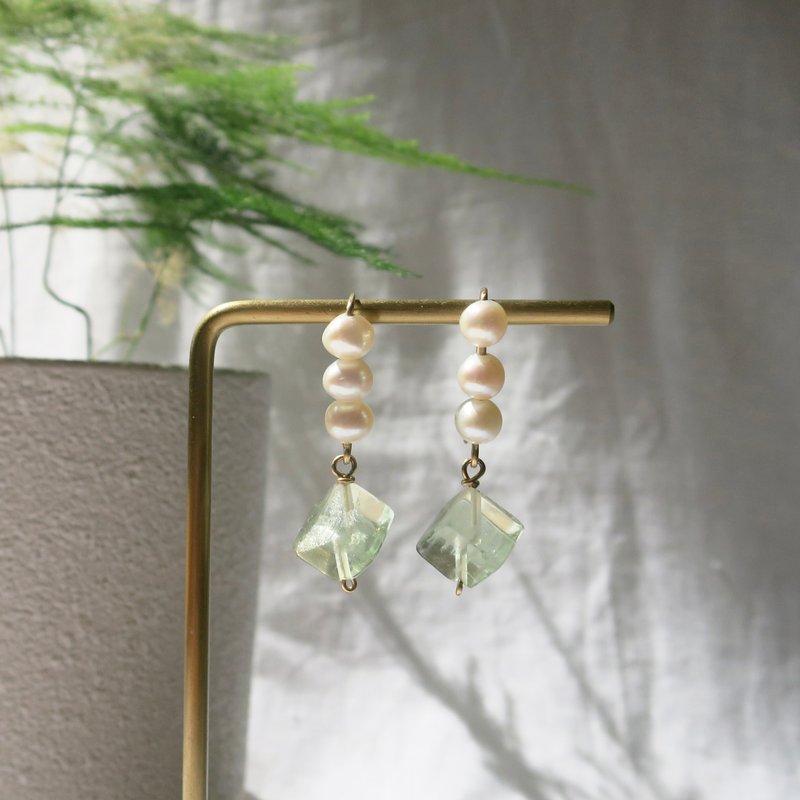 Fluorite earring with pearls and mother of pearl - Earrings & Clip-ons - Gemstone Multicolor