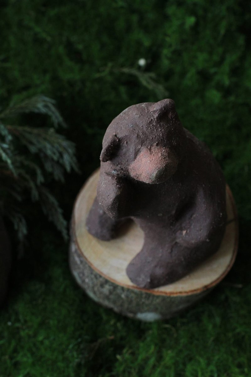 Hand-kneaded playful Mother Bear ceramic figurine - ของวางตกแต่ง - ดินเผา สีนำ้ตาล