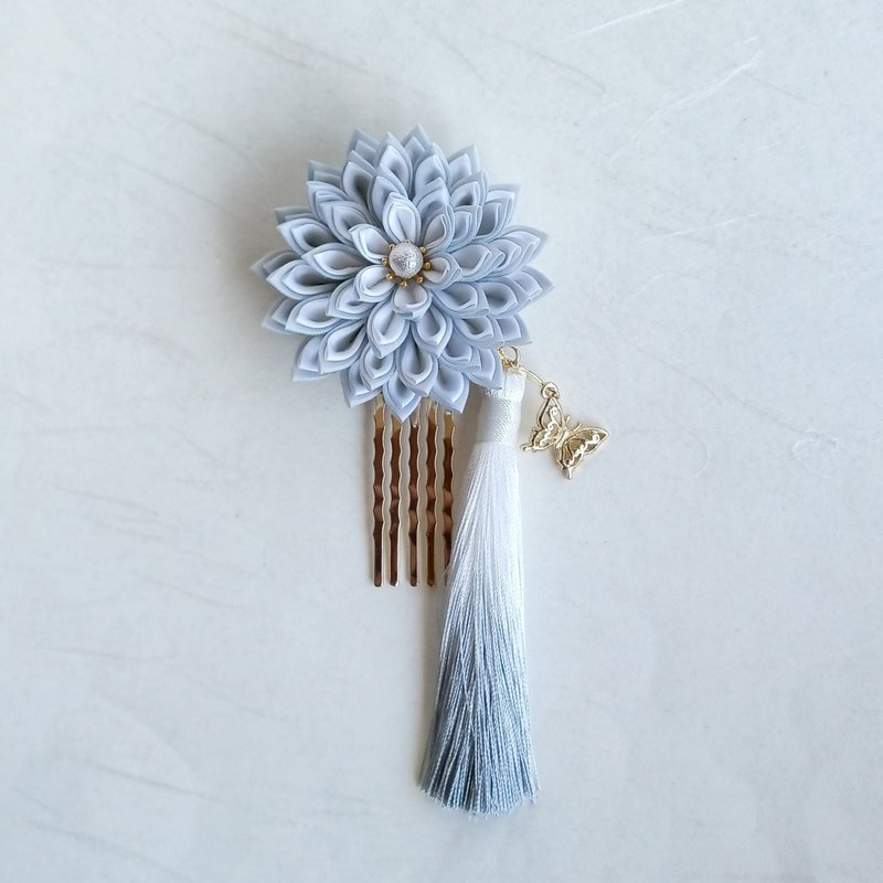 つまみ細工の花と蝶の髪飾り　タッセル付き　ホワイト - 髮夾/髮圈 - 棉．麻 白色