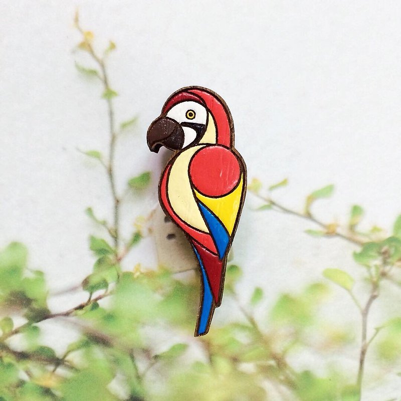 Wooden brooch macaw bird - 胸針/心口針 - 木頭 紅色