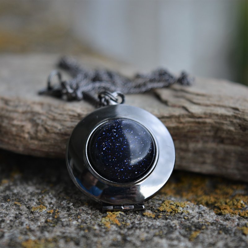 Dark locket necklace 藍色金石炮銅金屬獎章項鍊 Witchy jewelry - 項鍊 - 其他金屬 黑色