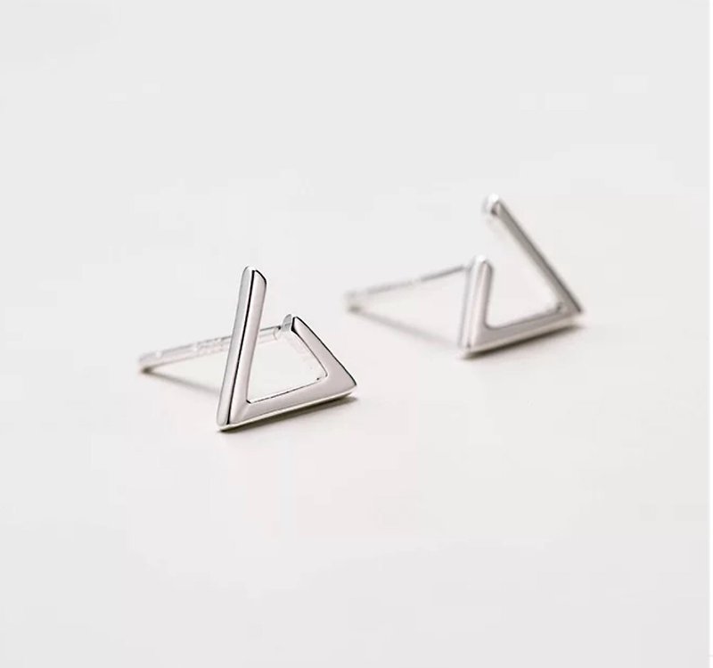 【手工客製銀飾】小幾何 | 迷你三角型 手工純銀耳環 | 大員囡仔 - 耳環/耳夾 - 純銀 銀色