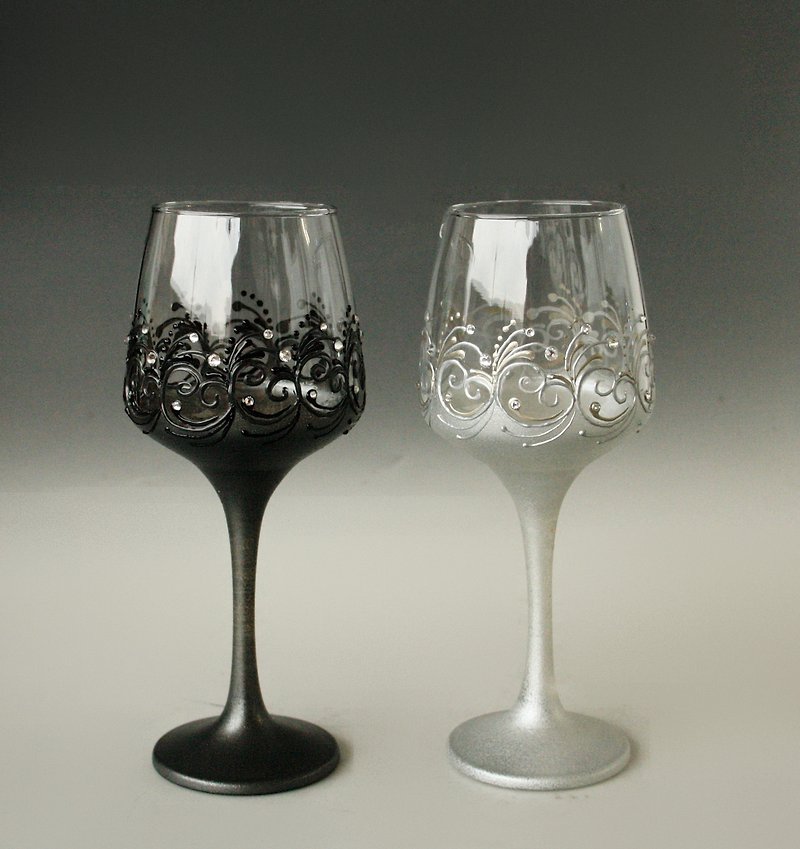 Wine Glasses Wedding Mr and Mrs, hand-painted, set of 2 - แก้วไวน์ - แก้ว สีเงิน