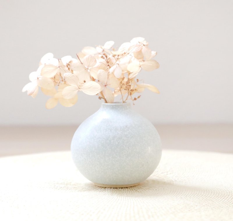 A plump vase made of white crystalline glaze - เซรามิก - ดินเผา ขาว