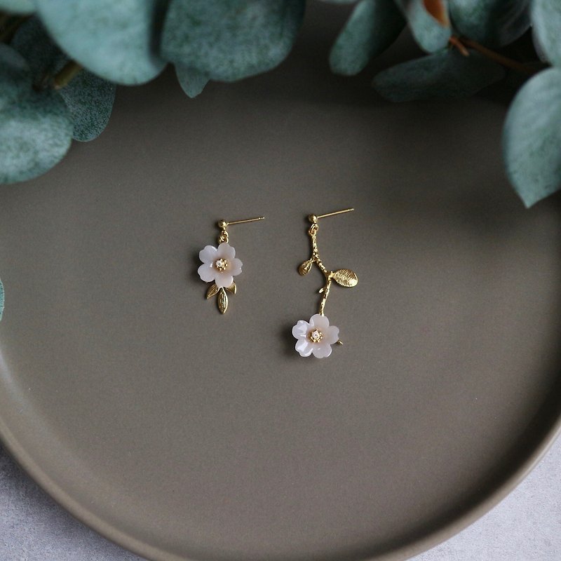 Unique gift | Asymmetrical white resin flower dangle earrings 925 Silver needle Clip-On style - Earrings & Clip-ons - Resin White