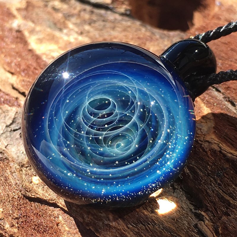 boroccus  A nebula  A galaxy  The solid design  Thermal glass pendant. - Necklaces - Glass Blue