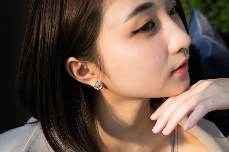 輕柔玫瑰耳環 - 耳環/耳夾 - 其他金屬 銀色