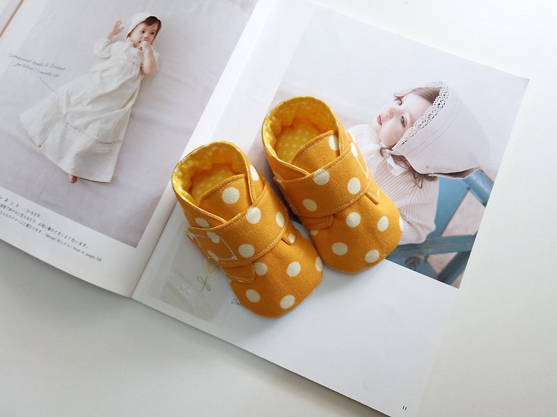 明黄色の大きなドットの月の贈り物の赤ちゃんの靴のスポット - 出産祝い用贈物 - コットン・麻 オレンジ