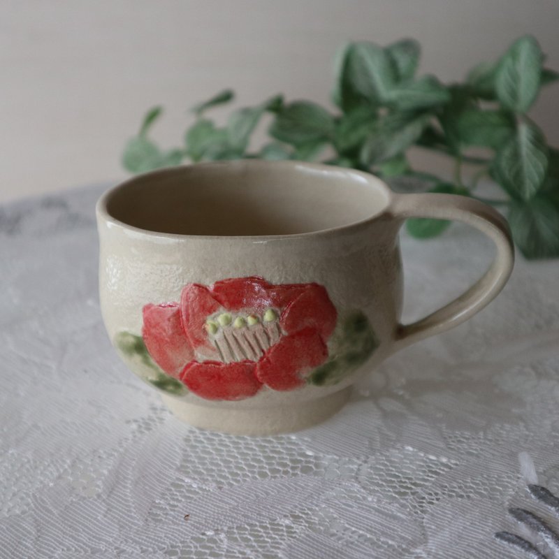 Japanese Red flower tsubaki mug handcrafted pottery Japan-made Japaneses artist - แก้วมัค/แก้วกาแฟ - ดินเผา 