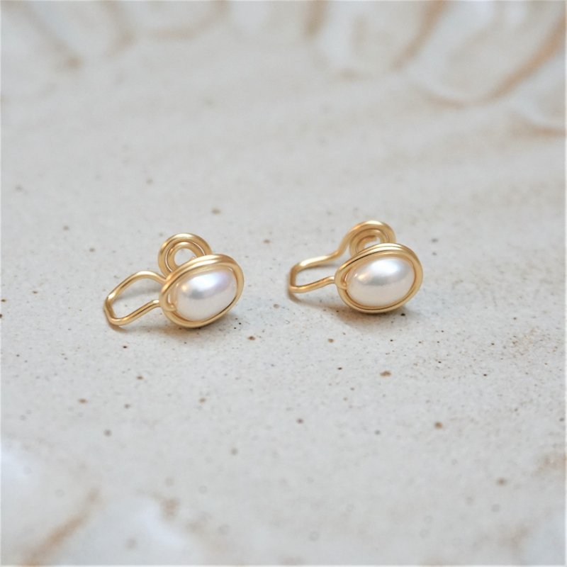 << Gold wire frame ear clip - freshwater pearl >> freshwater pearl painless ear clip (last piece) - ต่างหู - ไข่มุก สีทอง
