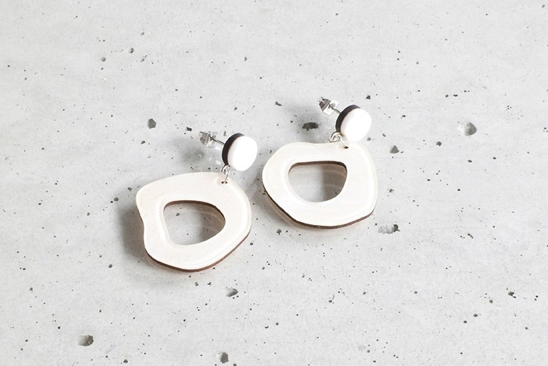 koishi Hall earrings / WHITE
