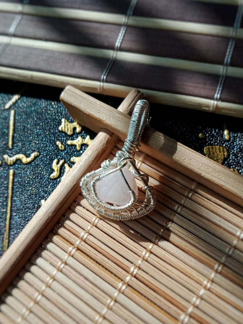 Anonymous mountains and rivers. Necklaces, pendants. Powder crystal Stone. metal braid - สร้อยคอ - เครื่องเพชรพลอย สึชมพู