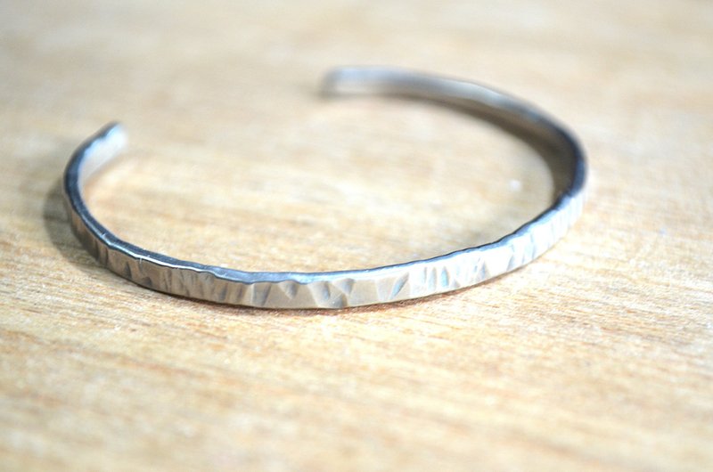 Titanium bangle・チタンバングル・銀鎚目A・受注生産 - 手鍊/手環 - 其他金屬 銀色