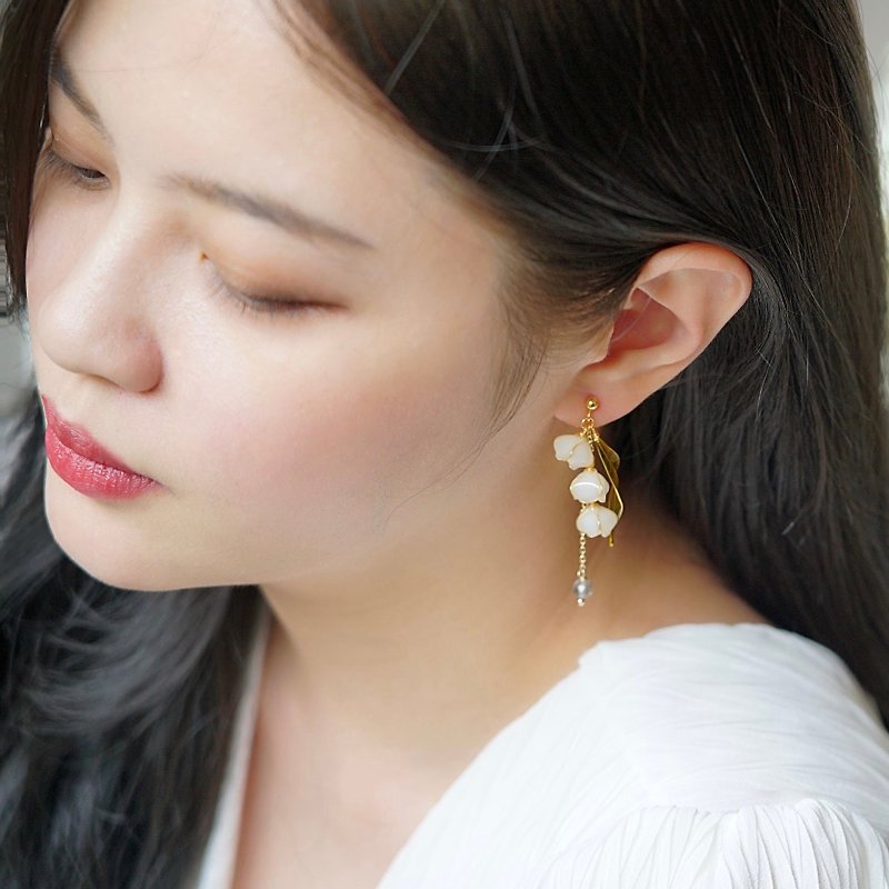 Lily of the Valley Bright Face-Handmade resin earrings jewelry gift - ต่างหู - เรซิน ขาว