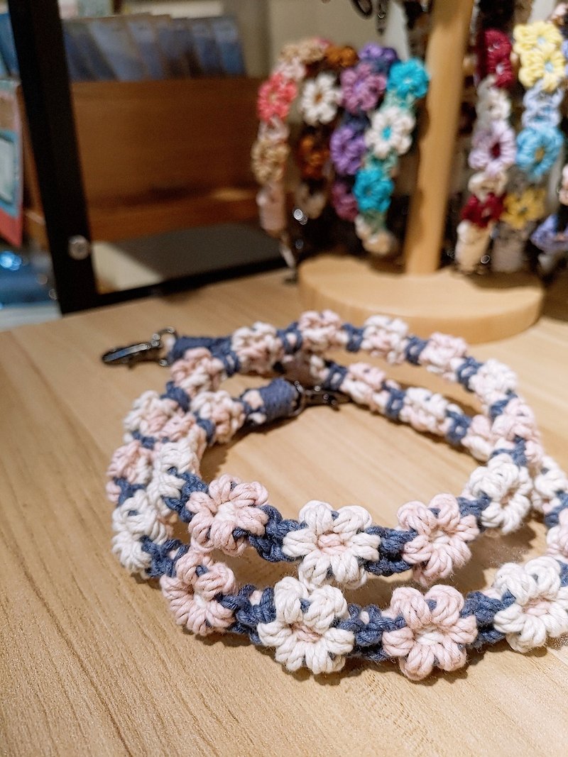 可調/全花固定長度雙色花花手機掛繩背帶-莫蘭迪藍+天然白+藕粉 - 掛繩/吊繩 - 棉．麻 藍色