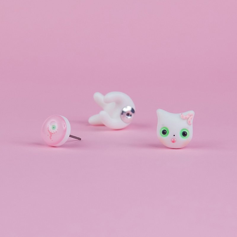 White Cat and Worm Earrings - Halloween Jewelry, Handmade & Handpaited - 耳環/耳夾 - 黏土 白色