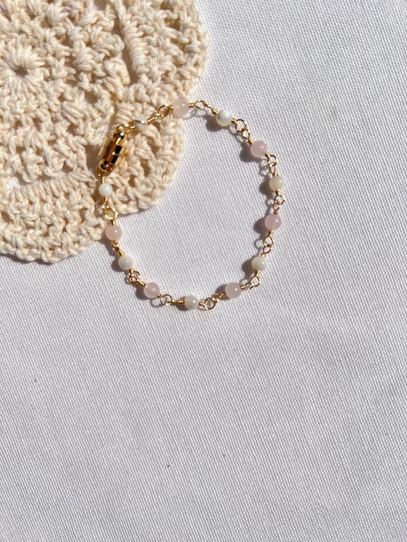 Ore crystal bracelet_pink white_hand jewelry_forest jewelry_pink crystal_shell_copper plated with 14K Bronze - Bracelets - Crystal 
