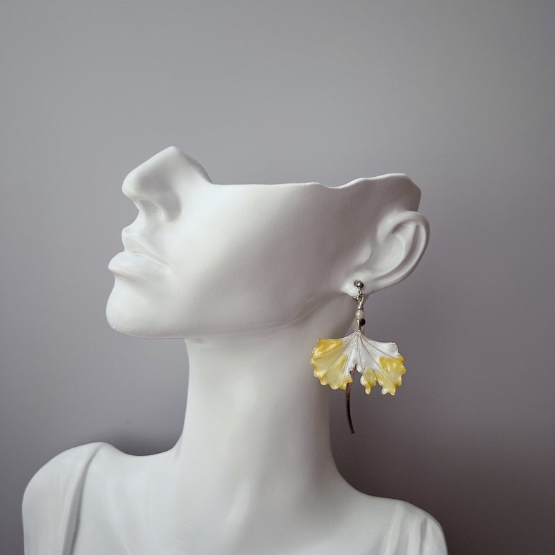 Ginkgo leaf Silver drop resin earrings - ต่างหู - เรซิน สีเงิน