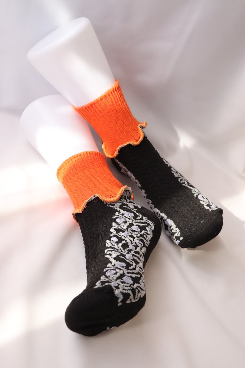 ブラック×オレンジ　カラフルメロウソックス 派手靴下 個性的 22.5〜25 女性靴下 socks - 襪子 - 其他材質 橘色