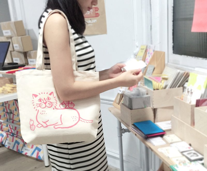 Apple Taro / handmade silk printed canvas bag - Messenger Bags & Sling Bags - Cotton & Hemp Pink