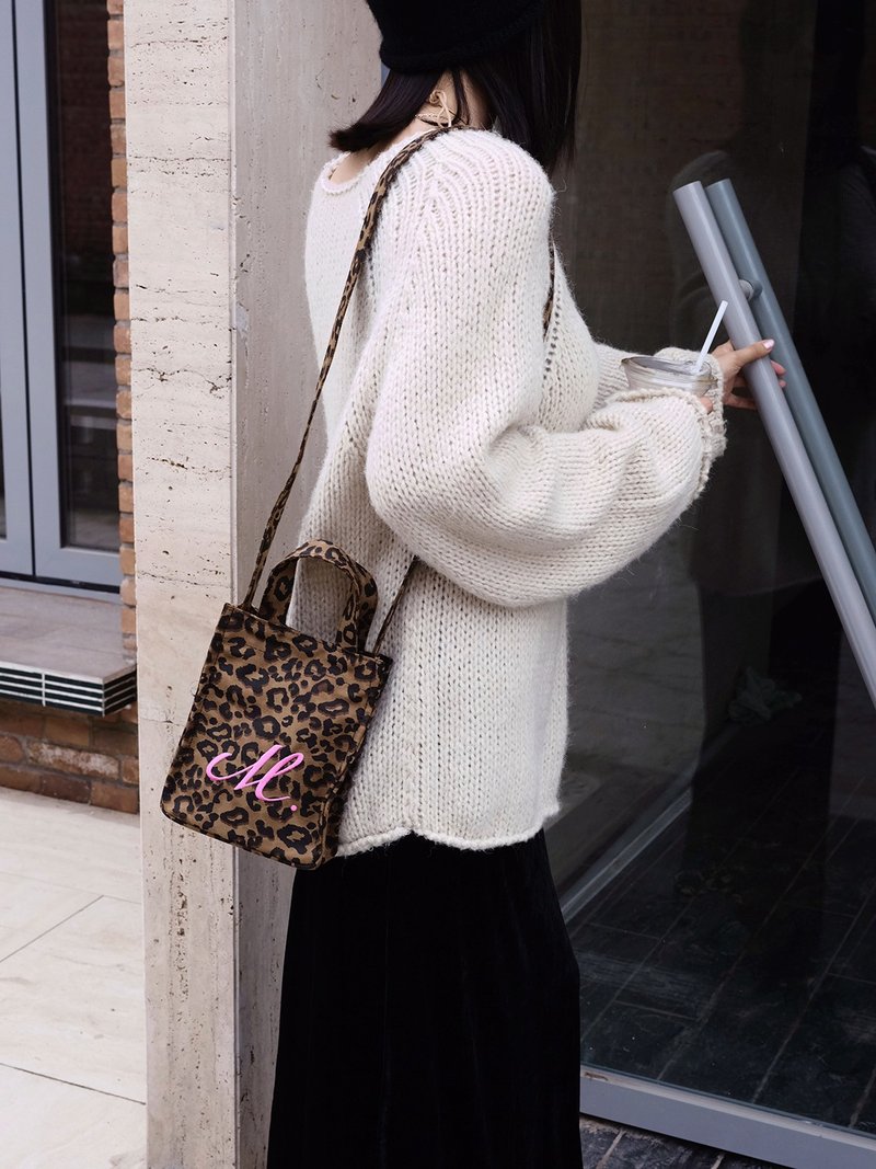 Super fashionable leopard print mobile phone bag can be carried on one shoulder, crossbody or handheld 2024 new product - กระเป๋าแมสเซนเจอร์ - ผ้าฝ้าย/ผ้าลินิน สีนำ้ตาล