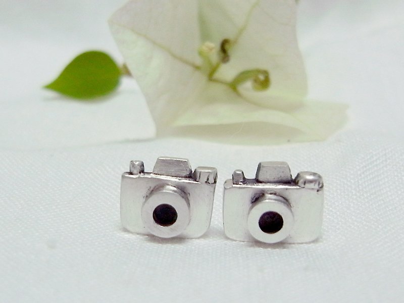 Tiny Camera--Sterling Silver--Silver Camera --Cute Camera Stud Earrings - ต่างหู - โลหะ สีเทา