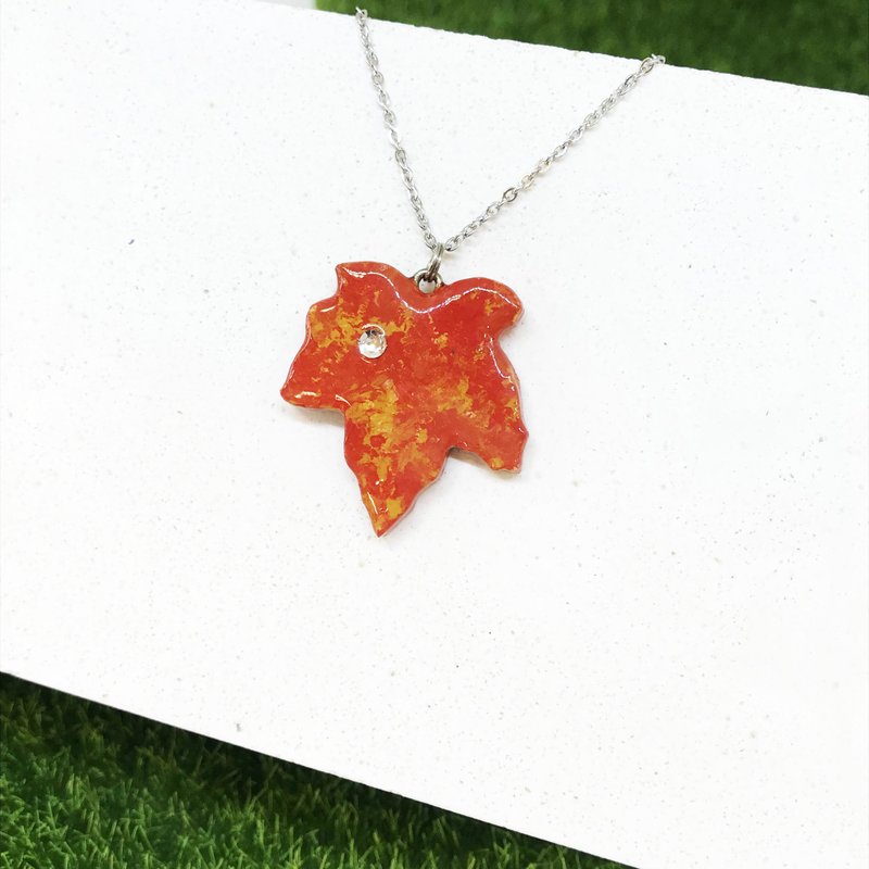 【Maple Red】-Maple Leaf Necklace - สร้อยคอ - ไม้ สีแดง