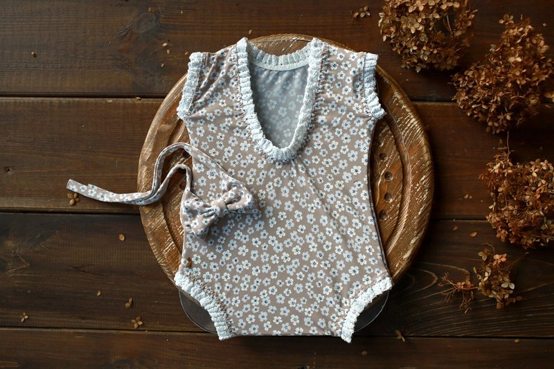 Beige bodysuit for newborn girls:the perfect outfit for a little girl - เครื่องประดับ - โลหะ สีกากี