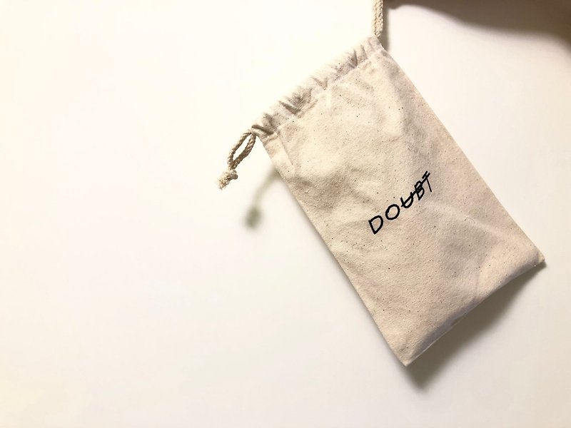 Drawstring Bag / Quote / (no) doubt - กระเป๋าเครื่องสำอาง - ผ้าฝ้าย/ผ้าลินิน สีกากี