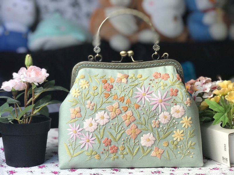 Hand-embroidered kisslock bag,hand-embroidered bag - 手提包/手提袋 - 棉．麻 
