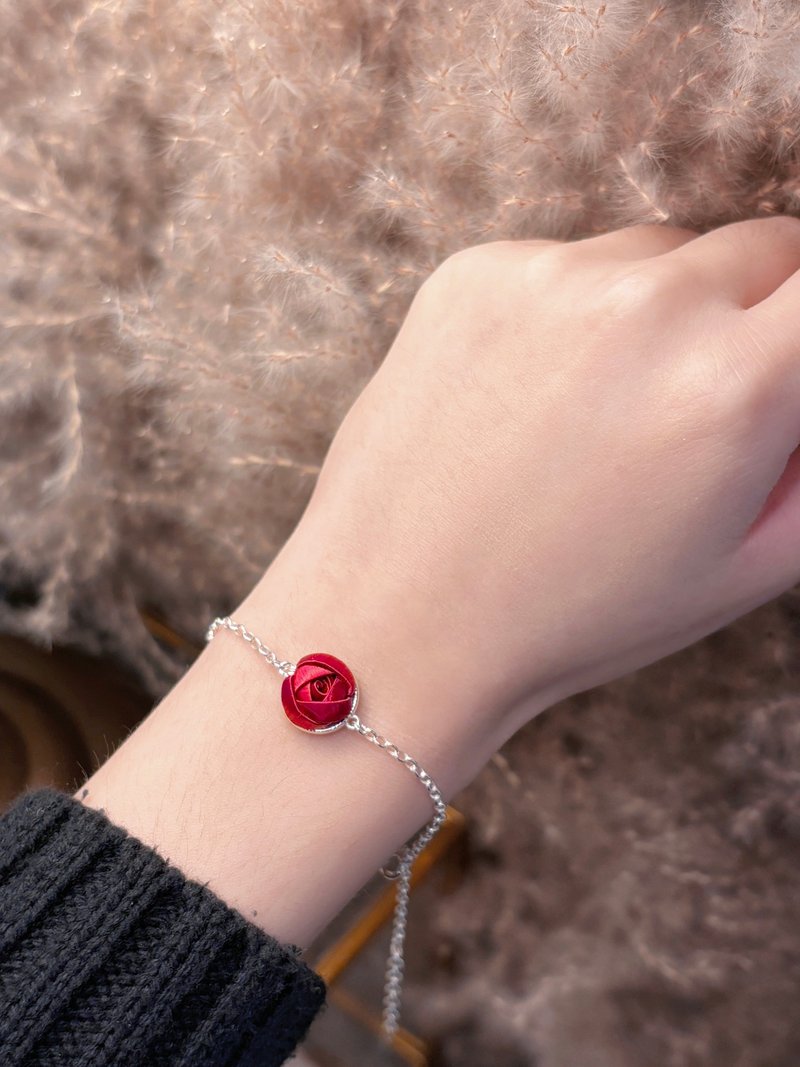 【Re-Re】 Silk Flora- Single Little Rose Bracelet (adjustable) - สร้อยข้อมือ - ผ้าไหม สีแดง