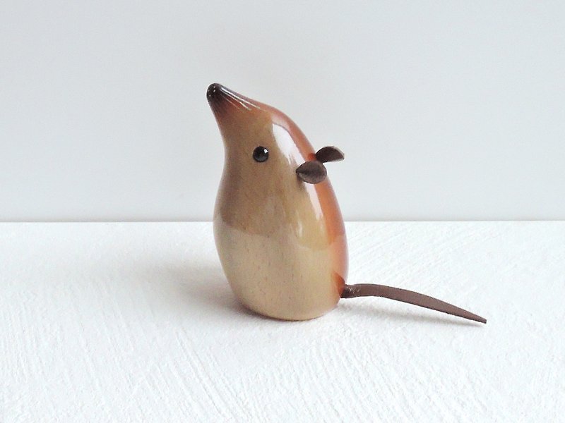wooden sculpture mouse (with a plate) - ของวางตกแต่ง - ไม้ สีกากี