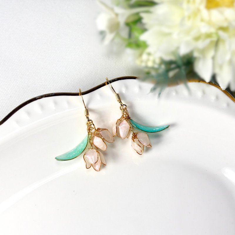 Shimmering Lily of the Valley Earrings | Dainty Resin Flower Jewelry (鈴蘭) - Earrings & Clip-ons - Resin White