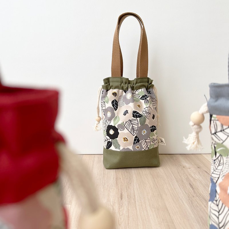 [River] Drawstring Tote Bag (Small)/Camellia/Green - กระเป๋าถือ - ผ้าฝ้าย/ผ้าลินิน สีเขียว