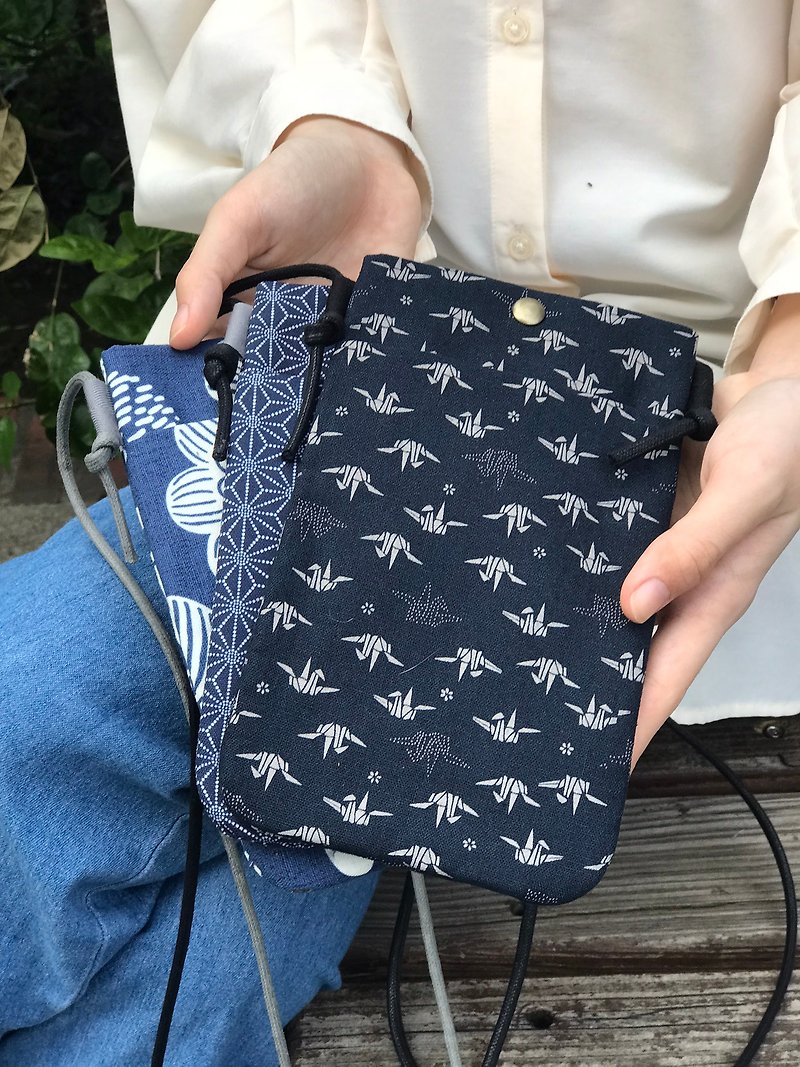 Classic and wind pattern paper crane Taiwan printed cotton lightweight mobile phone bag passport bag with detachable back rope - Other - Cotton & Hemp Black